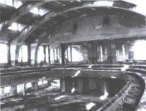 内部が焼失した議場（昭和20年11月）の画像
