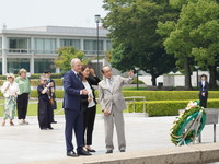 7月4日(金曜日)ミホール・マーティン　アイルランド首相広島平和都市記念碑参拝・献花先導	