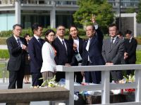 5月12日（火曜日）宇山 秀樹　南極条約協議国会議担当大使及びフランシスコ・ベルグーニョ　南極条約事務局長広島平和都市記念碑参拝・献花先導