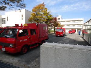 写真：消防車が出発する様子