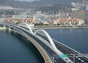 写真:太田川大橋(広島南道路)と(平成25年度完成)