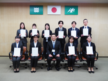 写真：新規採用職員と区長