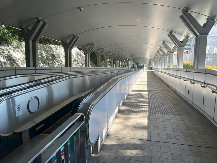 写真：動く歩道内