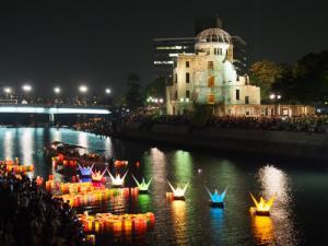 写真:灯ろう流し