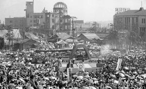 写真:被爆10年目(1955年)の平和記念式典