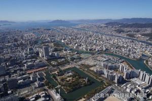 写真:北東側から撮影した広島城・市街中心部