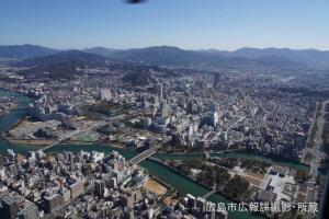 写真:西側から撮影した平和記念公園・市街中心部