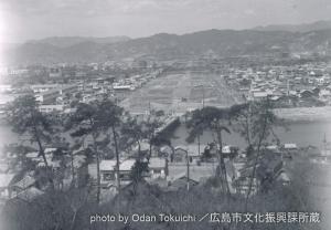 写真:比治山から平和大通り(百メートル道路)