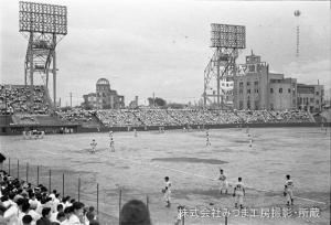 写真:市民球場と原爆ドーム