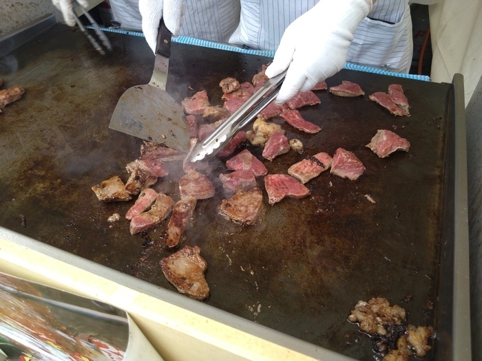 写真:試食用の肉を焼いている様子