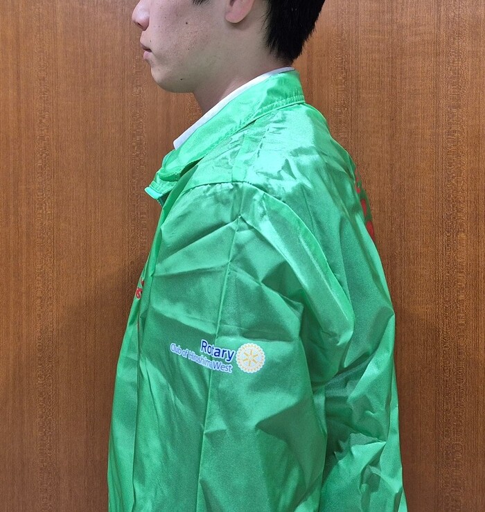 写真：広島西ロータリークラブ　見守り活動用ジャンパーロゴ入り