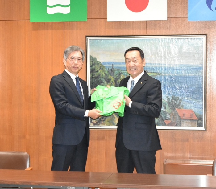 写真：贈呈の様子