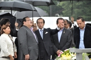 President Ramirez listening to the mayor's explanation in front of the cenotaph