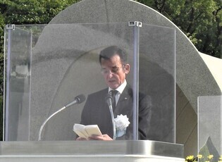 写真：平和記念式典で式辞を読み上げる議長