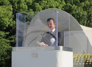 写真:平和記念式典で式辞を読み上げる議長