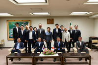 母谷議長、宮崎副議長と大邱広域市訪問団の皆様の集合写真