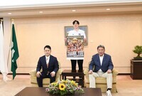 母谷議長と広島ドラゴンフライズの皆様の集合写真