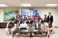 八條議長と井口少年ソフトボール同好会の皆様の集合写真