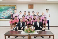 八條議長と中筋スポーツ少年団バレーボール部の皆様の集合写真