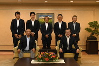 八條議長と社会人ソフトボールチーム　ブービーズの皆様の集合写真
