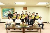 八條議長と深川バレーボールクラブの皆様の集合写真