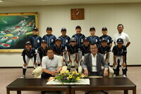 八條議長と少年軟式野球チーム原クラブの皆様の集合写真