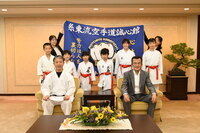 八條議長と糸東流空手道誠心館牛田新町支部の皆様の集合写真
