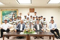 八條議長と美鈴が丘ジュニアソフトボールクラブの皆様の集合写真