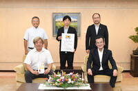 八條議長と広島サーティーズの皆様の集合写真