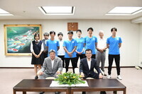 八條議長と広島市ソフトテニス連盟の皆様の集合写真