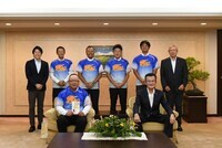 八條議長と社会人ソフトボールチームMSC温品の皆様の集合写真