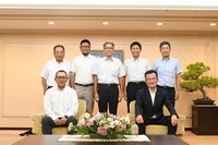 八條議長と社会人軟式野球チーム三菱重工広島の皆様の集合写真