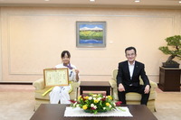 八條議長と国際空手道連盟極真会館の皆様の集合写真