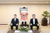 八條議長と広島ドラゴンフライズの皆様の集合写真