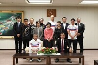 八條議長とペタンクチーム「URPH」、「福木学区体育協会ペタンク部」、「大塚学区体育協会ペタンク部」の皆様の集合写真
