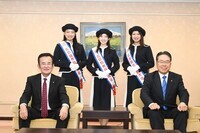 八條議長と碓氷副議長、2025広島観光親善大使の皆様の集合写真