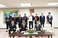 八條議長と中学生野球広島市選抜チームの皆様の集合写真