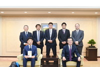 八條議長と広島四十雀サッカークラブの皆様の集合写真