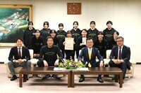 八條議長とバスケットボールチームWARM-HEARTEDの皆様の集合写真