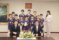 八條議長と大町バレーボール同好会の皆様の集合写真