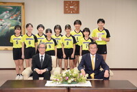 八條議長とハッピースマイルスポーツ少年団の皆様の集合写真