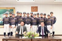 八條議長と五日市観音シニア野球クラブの皆様の集合写真