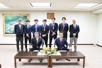八條議長と広島市ソフトテニス連盟関係者の皆様の集合写真