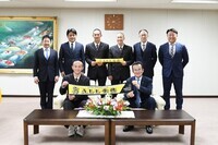 八條議長と崇徳高等学校硬式野球部の皆様の集合写真