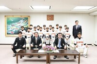 八條議長と翠ソフトボールクラブの皆様の集合写真