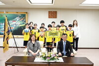 八條議長と庚午ボイジャーズの皆様の集合写真