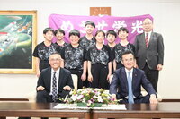 八條議長と広島市立戸坂中学校男子卓球部の皆様の集合写真
