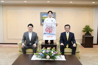 八條議長と広島ドラゴンフライズの皆様の集合写真