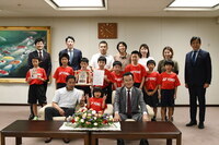 八條議長と高陽ジュニアバドミントンクラブの皆様の集合写真