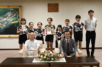八條議長と美鈴が丘JBCの皆様の集合写真